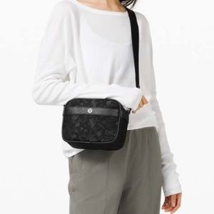 Very lightly worn Lululemon Now and Always mini crossbody 3L. Worn a total of 3x